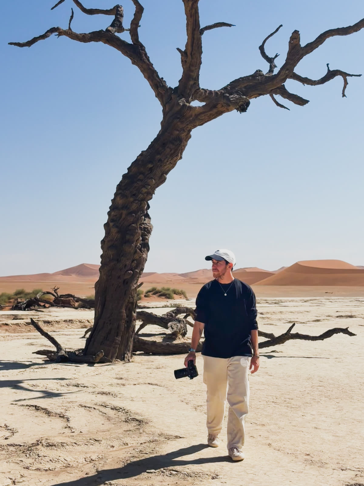 Fabian Goetz mit Kamera im Deadvlei, Namibia